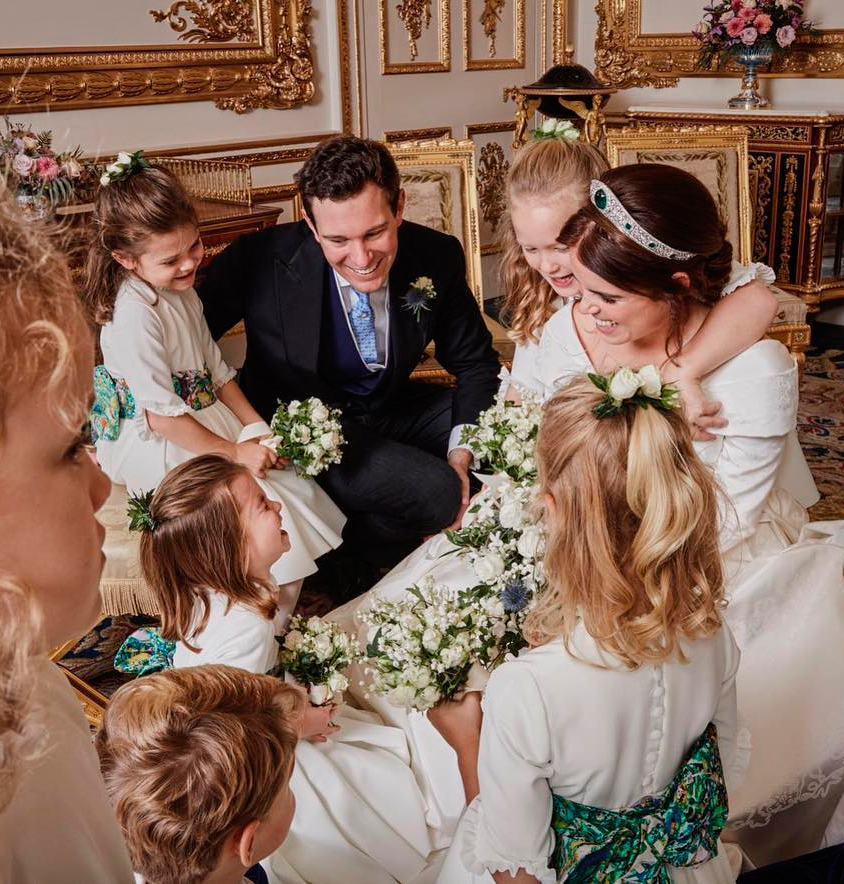 Charlotte, filha de Kate Middleton, rouba a cena em foto do casamento de Princesa Eugenie