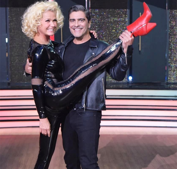 Xuxa e Junno Andrade abrem o <i>Dancing Brasil</i> com apresentação ao som de trilha de <i>Grease</i> e arrasam; veja!
