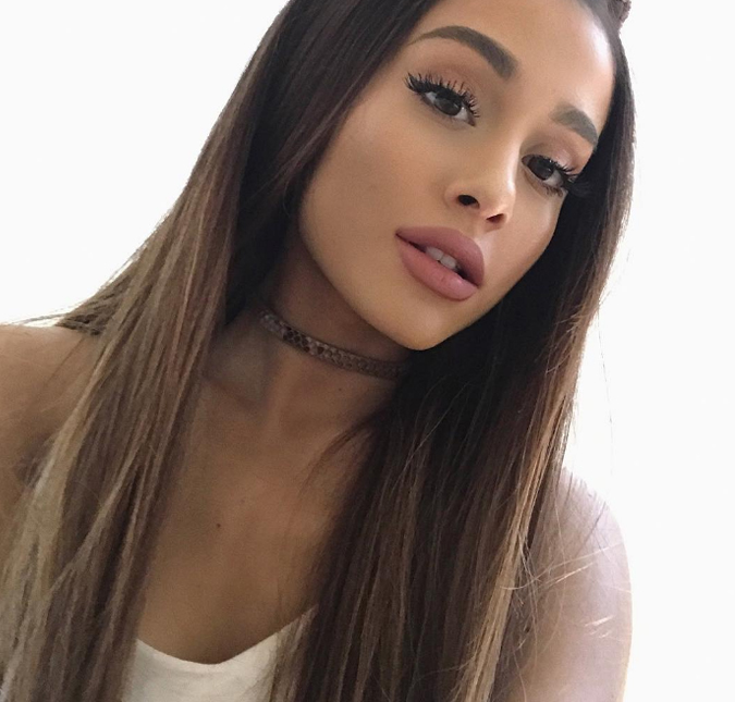 Após término de noivado, Ariana Grande é vista com sua mãe e amigo em Nova York