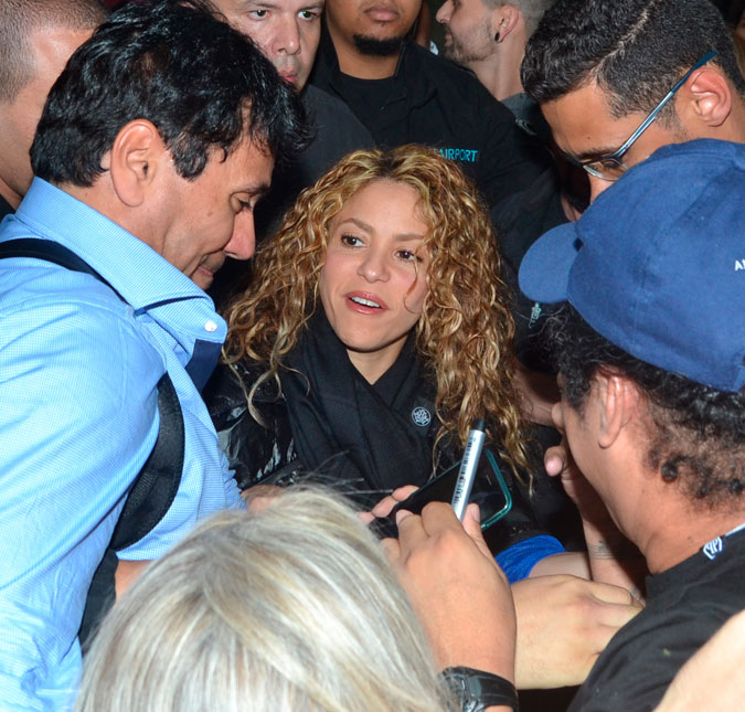 Shakira chega ao Brasil para <i>shows</i> e atende fãs no aeroporto