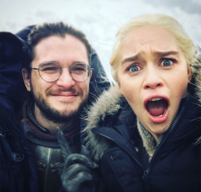 Ao lado de Kit Harington, que vive Jon Snow na produção, ela questionou os fãs, na época em que estavam rodando a sétima temporada, se o personagem iria se ajoelhar e reconhecê-la como a verdadeira rainha!