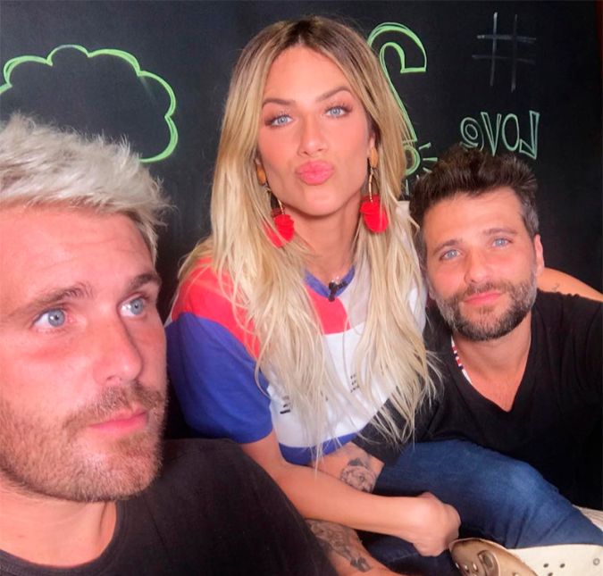 Uma treta pesada de família movimentou as redes sociais no final de 2018. Thiago Gagliasso expôs uma conversa polêmica que teve com a cunhada, Giovanna Ewbank, em seu Instagram pessoal. Os dois tiveram uma divergência política e Gioh enviou uma mensagem citando todas as vezes em que Thiago, supostamente, teve ajuda e apoio financeiro do irmão, Bruno Gagliasso, seu marido: Amorzinho, espero que quando o seu desejo da TV MORTA se realize (porque deve ser isso mesmo), vocês estejam preparados para: não ter o apartamento que SEU IRMÃO deu para vocês morarem no Rio de Janeiro, não ter a ajuda do SEU IRMÃO quando você não pagar a escola do seu filho e ele vier te salvar; não ter a mesada que SEU IRMÃO dá para a sua mãe; não ter o apartamento se São Paulo do SEU IRMÃO para ficar. Entre tantas outras coisas... O humorista não deixou barato e respondeu com um textão: Já que ela AMA tanto falar da vida pessoal no AMORES DO GIOH, por quê ela não posta isso também lá? A TV não morreu, apenas não é mais um monopólio de opinião, independente da emissora! Seja Globo, Record, SBT, o que for! Não é tão difícil de entender... principalmente para alguém que lucra tanto com a internet, né... Infelizmente não me tornei um dos AMORES DO GIOH, @gio_ewbank. Mas gostaria muito de lhe informar que NÃO MORO MAIS NO APARTAMENTO DO MEU IRMÃO! (E mesmo que morasse, não teria vergonha por não pensar igual a ele, afinal, não somos gêmeos de cérebros, apesar da semelhança física). Liga lá na escola do meu filho, pergunta se estou devendo algo! E se precisasse da ajuda dele, aceitaria viu! Mesada pra MÃE? Eu teria orgulho em poder proporcionar a minha mãe o que ele faz por ela, o nome disso é GRATIDÃO, não sei se você conhece! APARTAMENTO DO MEU IRMÃO PARA FICAR? Relaxa! Tenho amigos que certamente me receberão com o maior prazer! Quem escreve o que quer... leia as consequências! Não preciso aparecer... mas as verdades chegam! Porque chegou a hora, né... É fácil defender causas nobres sem saber a realidade de MUITOS! Ou talvez a sua própria! Nunca fui de expor minha vida pessoal, mas infelizmente... foi necessário! Seja BEM VINDO A REALIDADE! Depois da discussão, Thiago e Bruno deixaram de se seguir no Instagram, e até agora, cortaram laços permanentemente. Tenso, né?