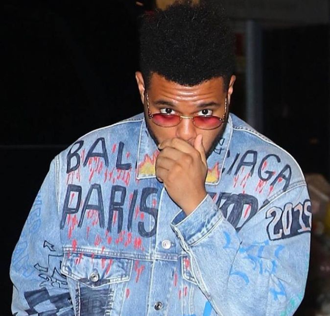 Em 2018, The Weeknd escapou por muito pouco de ir parar no hospital após um show no México. Segundo a People, o cantor se apresentava em meio a uma chuva forte, quando uma parte do equipamento do palco saiu voando e caiu muito perto de onde The Weeknd estava. Mesmo com o susto, o cantor não se abalou e continuou cantando a música Party Monster como se nada tivesse acontecido! Ainda bem que não foi nada grave, né? Confira, a seguir, outros famosos que já tiveram problemas no palco!