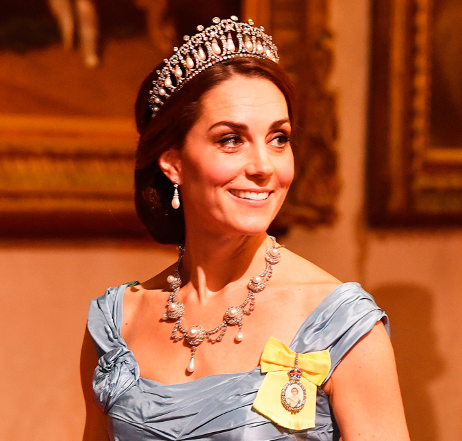 Kate Middleton usa tiara favorita de princesa Diana e recebe críticas na <i>web</i> pela escolha do vestido