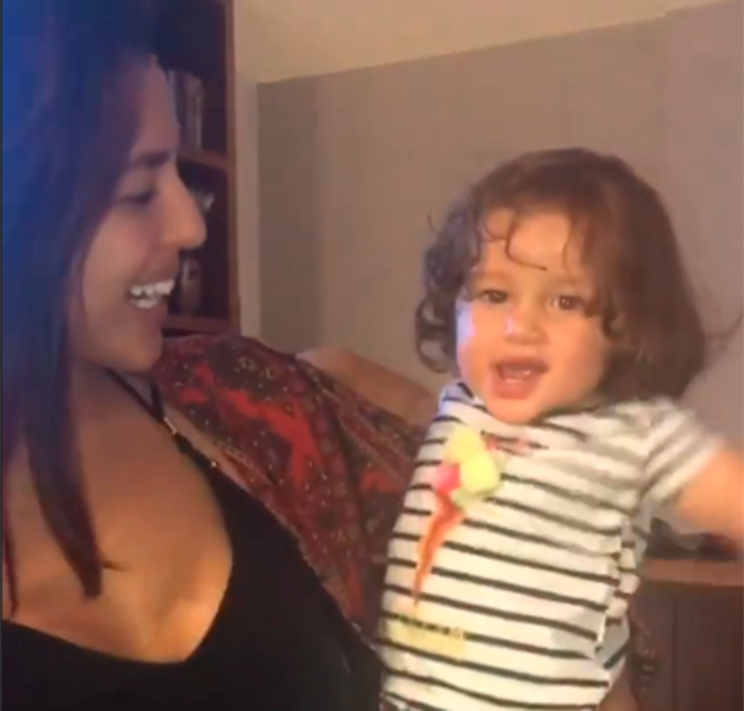 Yanna Lavigne brinca com a filha: <i>- Quem é o amor da mamãe?</i>