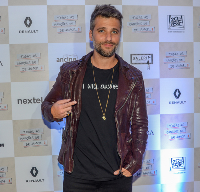 Em pré-estreia, Bruno Gagliasso dispara sobre polêmica em família: <i>- Estou lidando propagando o amor</i>