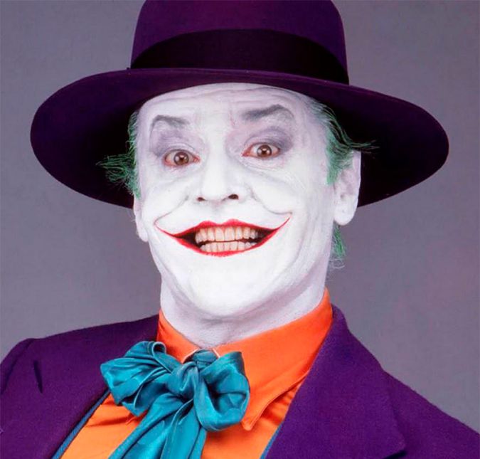 O segundo Coringa foi vivido por Jack Nicholson, que também já tinha feito uma série de papéis marcantes nos cinemas, como no filme O Iluminado. A atuação de Nicholson apareceu no longa Batman, de 1989 - performance que até hoje é considerada uma das melhores pelos fãs. Acontece que foi com ele que a maldição do Coringa começou. Por ser um personagem muito intenso e complexo, o vilão pode mexer com o psicológico de quem o interpreta. Por sorte, Nicholson já tinha passado por uma experiência bem massante ao viver Jack Torrance - mas isso não significa que ele não tenha sentido as influências negativas do Coringa durante os meses que deu vida ao palhaço. O segundo Coringa foi vivido por Jack Nicholson, que também já tinha feito uma série de papéis marcantes nos cinemas, como no filme O Iluminado. A atuação de Nicholson apareceu no longa Batman, de 1989 - performance que até hoje é considerada uma das melhores pelos fãs. Acontece que foi com ele que a maldição do Coringa começou. Por ser um personagem muito intenso e complexo, o vilão pode mexer com o psicológico de quem o interpreta. Por sorte, Nicholson já tinha passado por uma experiência bem massante ao viver Jack Torrance - mas isso não significa que ele não tenha sentido as influências negativas do Coringa durante os meses que deu vida ao palhaço.