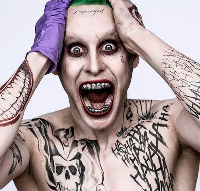 Jared Leto veio logo depois, como o Coringa de Esquadrão Suicida, filme de 2016. A preparação do ator para o papel também foi impressionante, já que ele revelou em entrevista ao Entertainment Weekly que conviveu com psicopatas durante um tempo: - Para o Coringa, violência é uma sintonia. Eu me encontrei com alguns especialistas, médicos, psiquiatras que lidam com psicopatas e pessoas que cometeram crimes horríveis, e então eu passei algum tempo com elas, com essas pessoas que foram institucionalizadas por um grande período de tempo. Durante as filmagens, Leto ficou a maior parte do tempo sozinho, para que conseguisse manter a representação do personagem. Ele até chegou a enviar presentes bizarros aos seus colegas de elenco... Jared Leto veio logo depois, como o Coringa de Esquadrão Suicida, filme de 2016. A preparação do ator para o papel também foi impressionante, já que ele revelou em entrevista ao Entertainment Weekly que conviveu com psicopatas durante um tempo: - Para o Coringa, violência é uma sintonia. Eu me encontrei com alguns especialistas, médicos, psiquiatras que lidam com psicopatas e pessoas que cometeram crimes horríveis, e então eu passei algum tempo com elas, com essas pessoas que foram institucionalizadas por um grande período de tempo. Durante as filmagens, Leto ficou a maior parte do tempo sozinho, para que conseguisse manter a representação do personagem. Ele até chegou a enviar presentes bizarros aos seus colegas de elenco...