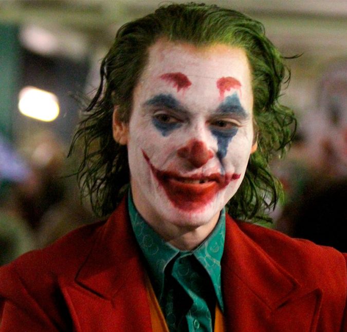 E o último Coringa ficou com Joaquin Phoenix! O ator, que faz aniversário em 28 de outubro, viveu o vilão no longa Joker, que estreou em outubro de 2019. A caracterização de Phoenix é bem mais simples, mas não perde em nada no quesito assustador. A atuação do artista foi extremamente elogiada e ele também passou por uma intensa preparação para viver o personagem, como o fato de ter perdido 23 quilos em meio a uma dieta bem puxado. Aparentemente - e felizmente - , a maldição do Coringa se encerrou com Jared Leto. E o último Coringa ficou com Joaquin Phoenix! O ator, que faz aniversário em 28 de outubro, viveu o vilão no longa Joker, que estreou em outubro de 2019. A caracterização de Phoenix é bem mais simples, mas não perde em nada no quesito assustador. A atuação do artista foi extremamente elogiada e ele também passou por uma intensa preparação para viver o personagem, como o fato de ter perdido 23 quilos em meio a uma dieta bem puxado. Aparentemente - e felizmente - , a maldição do Coringa se encerrou com Jared Leto.