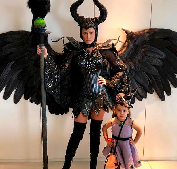 Deborah Secco se fantasia de Malévola e organiza festa de <i>Halloween</i> para a filha!
