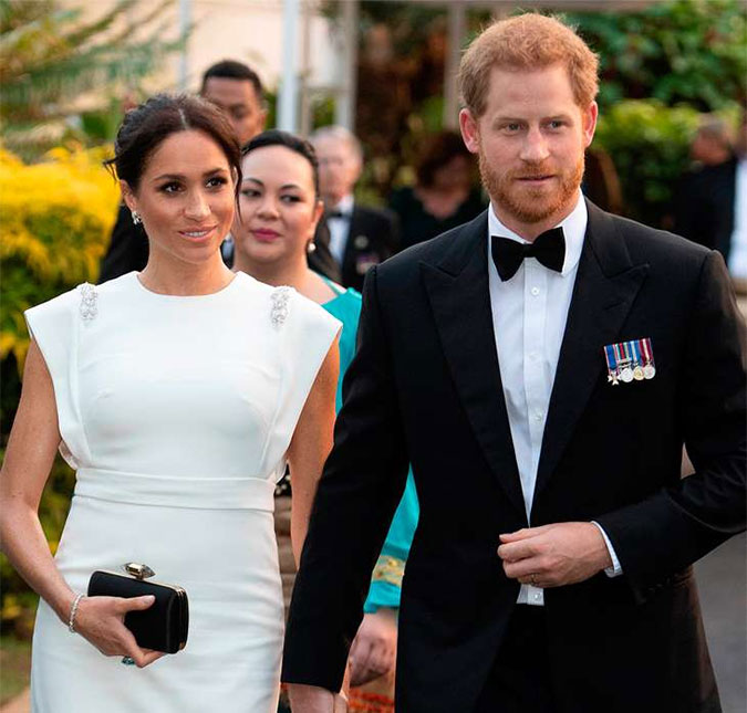 Viagem de riscos: ao lado de Harry, Meghan Markle abusa do repelente contra o vírus Zika e avião em que viajava passa por susto