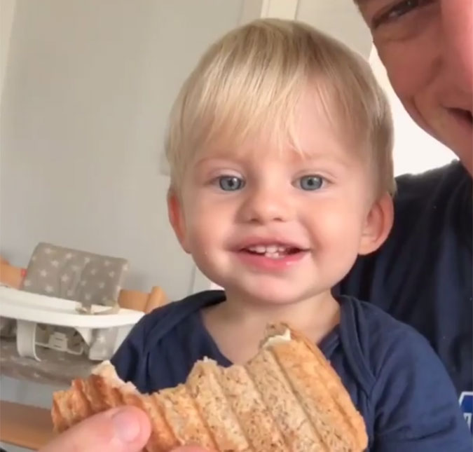 Enrico, filho de Karina Bacchi, dá a risada mais fofa do mundo ao comer sanduíche, confira o vídeo!