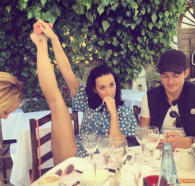 Katy Perry exibe elasticidade em foto rara ao lado de Orlando Bloom