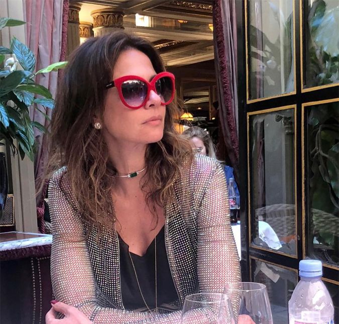 Por estar solteira, após o fim de seu casamento com Marcelo de Carvalho, a apresentadora vez ou outra gosta de dar aquela cutucada no assunto. Recentemente, ao marcar presença no programa de Silvio Santos, ela participou de um quadro e, ao final, o veterano da TV se vira para ela e diz: - Agradeça ao Amilcare Dallevo [um dos donos da RedeTV!] e àquele outro careca, esqueci o nome, disse Silvio, falando de Marcelo, o outro dono da RedeTV!. - Nem eu me lembro!, finalizou a apresentadora.