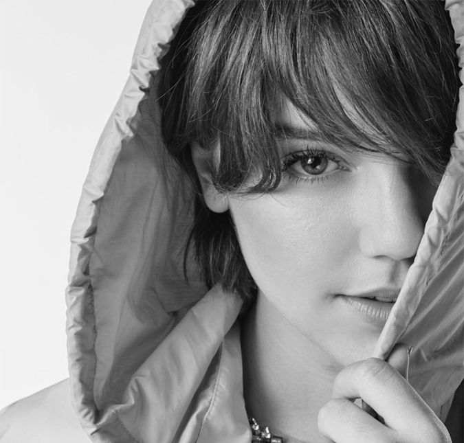 Ela também falou sobre Cecília, sua personagem na minissérie, e o quanto se difere dela: - Sou feminista e me considero uma mulher independente. Nunca seria obrigada a casar com alguém, como a Cecília. Sou livre e tenho minhas vontades. Se um dia casar, quero casar com alguém que eu queira e acho que as mulheres estão conquistando cada vez mais espaço e esse é um movimento muito importante. Estamos tendo cada vez mais voz e acho os debates, como o 'Meu primeiro assédio' e 'Meu amigo secreto', fundamentais para mudar a mentalidade do Brasil e do mundo. É um absurdo estarmos passeando na rua e sermos abusada de alguma forma, não necessariamente com toques, mas com palavras. Não merecemos isso! Ela também falou sobre Cecília, sua personagem na minissérie, e o quanto se difere dela: - Sou feminista e me considero uma mulher independente. Nunca seria obrigada a casar com alguém, como a Cecília. Sou livre e tenho minhas vontades. Se um dia casar, quero casar com alguém que eu queira e acho que as mulheres estão conquistando cada vez mais espaço e esse é um movimento muito importante. Estamos tendo cada vez mais voz e acho os debates, como o 'Meu primeiro assédio' e 'Meu amigo secreto', fundamentais para mudar a mentalidade do Brasil e do mundo. É um absurdo estarmos passeando na rua e sermos abusada de alguma forma, não necessariamente com toques, mas com palavras. Não merecemos isso!