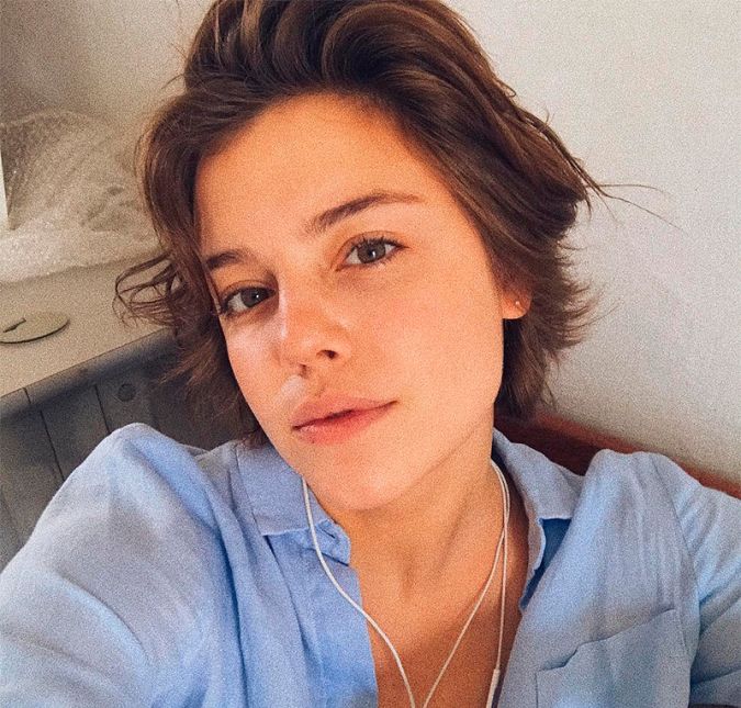 Alice Wegmann é uma das atrizes que se manifesta a favor do movimento feminista nas redes sociais e também na prática. A artista, nascida em 3 de novembro de 1995, já deu declarações empoderadoras e necessárias dentro da sociedade machista em que vivemos. Certa vez, por exemplo, ela pediu para que seus seguidores do Twitter parassem de colaborar com a ideia de competição entre as mulheres, principalmente entre as atrizes globais: Fui jogar meu nome nas pesquisas do Twitter e tão vocês aí discutindo quem é a melhor da geração. Gente. Isso não é uma competição, não. Cada um tem a sua trajetória, suas batalhas, suas conquistas, e nada - nadaaa - faz um ser melhor do que o outro. Cada ator tem uma vibração e um jeito de se encontrar com cada personagem. E isso é que é o mais bonito, a gente poder se experimentar de tantas formas. O que a gente tem que buscar é o melhor que a gente pode ser. Passei anos da minha vida competindo com outras pessoas até me tocar, aos 15, que o importante era eu me preocupar com o que de fato tinha dentro de mim. Vamos parar de querer colocar as pessoas umas contra as outras, tudo é muito mais lindo se a gente se olhar de igual pra igual. As coisas estão onde tem que estar, o que é pra ser, ninguém arranca. Alice Wegmann é uma das atrizes que se manifesta a favor do movimento feminista nas redes sociais e também na prática. A artista, nascida em 3 de novembro de 1995, já deu declarações empoderadoras e necessárias dentro da sociedade machista em que vivemos. Certa vez, por exemplo, ela pediu para que seus seguidores do Twitter parassem de colaborar com a ideia de competição entre as mulheres, principalmente entre as atrizes globais: Fui jogar meu nome nas pesquisas do Twitter e tão vocês aí discutindo quem é a melhor da geração. Gente. Isso não é uma competição, não. Cada um tem a sua trajetória, suas batalhas, suas conquistas, e nada - nadaaa - faz um ser melhor do que o outro. Cada ator tem uma vibração e um jeito de se encontrar com cada personagem. E isso é que é o mais bonito, a gente poder se experimentar de tantas formas. O que a gente tem que buscar é o melhor que a gente pode ser. Passei anos da minha vida competindo com outras pessoas até me tocar, aos 15, que o importante era eu me preocupar com o que de fato tinha dentro de mim. Vamos parar de querer colocar as pessoas umas contra as outras, tudo é muito mais lindo se a gente se olhar de igual pra igual. As coisas estão onde tem que estar, o que é pra ser, ninguém arranca.