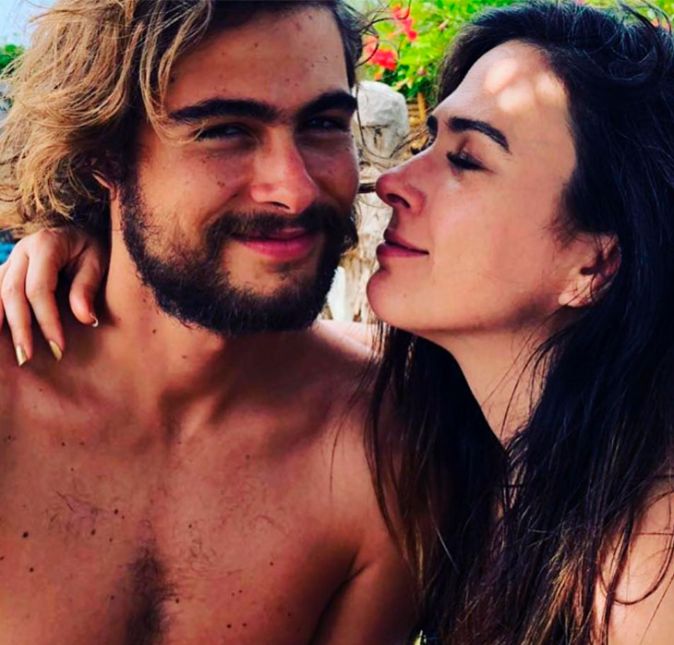 Eles assumiram o namoro em junho de 2017, após meses de rumores. Logo que as especulações tomaram conta das redes sociais, a diferença de 12 anos de idade entre eles também passou a ser bastante comentada. Entre muitas críticas e elogios, o casal mostrou que apesar de ser um das uniões improváveis do mundo das celebridades, os dois provaram que o amor, bom humor e muito companheirismo são a chave para um bom relacionamento. Recentemente, o pai de Tatá até falou sobre o casamento dos dois, que oficializaram a união no civil. Ele é um garoto maravilhoso. Com uma maturidade, uma formação, um berço fantástico. Não tenho dúvida que eles vão ser ótimos pais. Eles são dois seres muitos afetuosos. Basta ver a maneira como cuidam dos animais. Estou torcendo para que isso se realize. Ser mãe é um dos sonhos dela. E ela se casar e ser mãe vai ser uma alegria muito grande., declarou Alberto Arguelhes ao jornal Extra. Será que ele previu que ela ficaria grávida mesmo? Eles assumiram o namoro em junho de 2017, após meses de rumores. Logo que as especulações tomaram conta das redes sociais, a diferença de 12 anos de idade entre eles também passou a ser bastante comentada. Entre muitas críticas e elogios, o casal mostrou que apesar de ser um das uniões improváveis do mundo das celebridades, os dois provaram que o amor, bom humor e muito companheirismo são a chave para um bom relacionamento. Recentemente, o pai de Tatá até falou sobre o casamento dos dois, que oficializaram a união no civil. Ele é um garoto maravilhoso. Com uma maturidade, uma formação, um berço fantástico. Não tenho dúvida que eles vão ser ótimos pais. Eles são dois seres muitos afetuosos. Basta ver a maneira como cuidam dos animais. Estou torcendo para que isso se realize. Ser mãe é um dos sonhos dela. E ela se casar e ser mãe vai ser uma alegria muito grande., declarou Alberto Arguelhes ao jornal Extra. Será que ele previu que ela ficaria grávida mesmo?