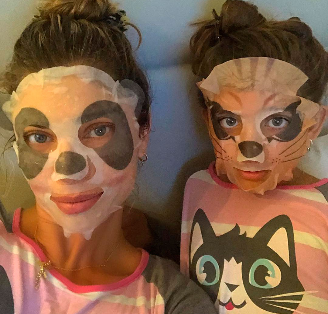 Grazi Massafera posta foto com a filha usando máscaras fáciais de bichinho!