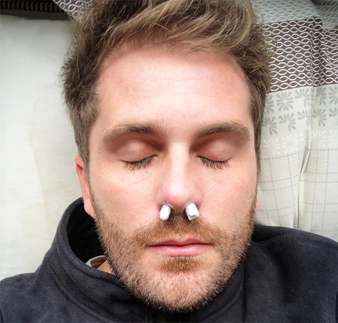 Thiago Gagliasso imita defunto em foto e manda recado aos <i>mimizentos</i>
