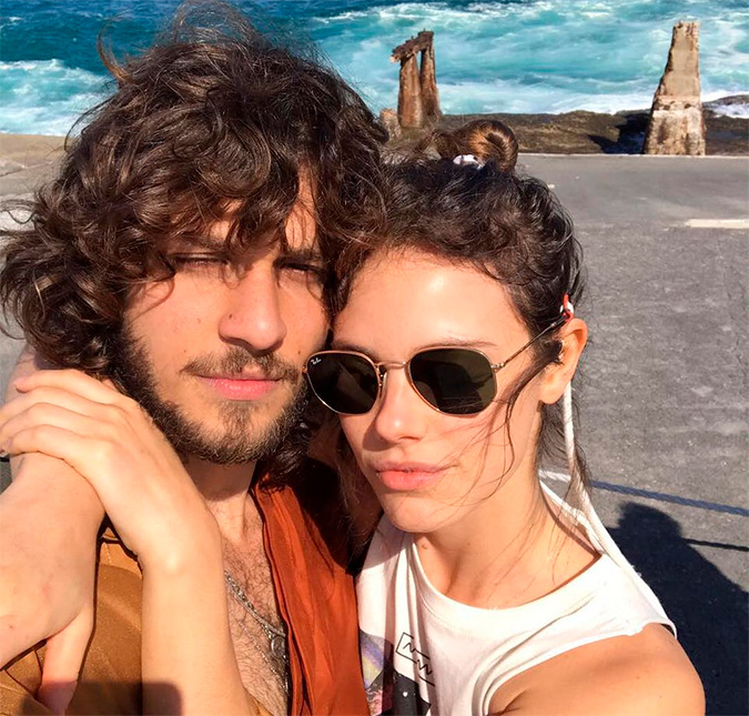 Chay Suede e Laura Neiva retomam relacionamento e atriz posta foto suspeita