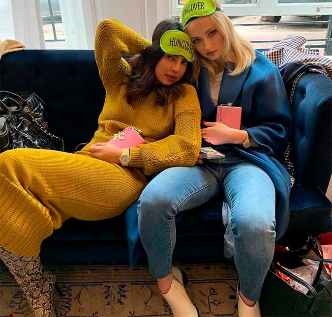 Priyanka Chopra aparece de ressaca com cunhada de <I>Game of Thrones</i> após despedida de solteira