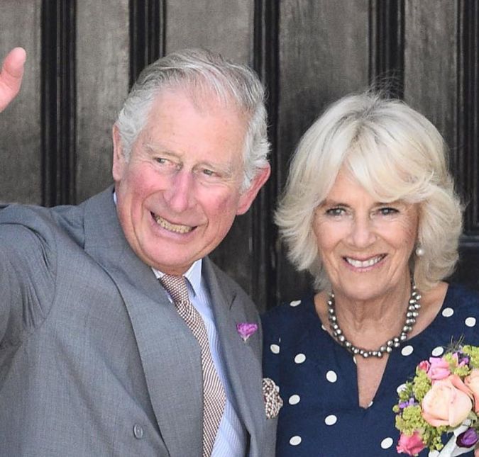 Príncipe Charles é conhecido por ser o próximo na linhagem do trono da Inglaterra, sucedendo sua mãe, Rainha Elizabeth II. Ele é pai dos príncipes William e Harry, frutos de seu casamento com Diana, que durou de 1981 a 1996. Entretanto, seu relacionamento com Lady Di foi recheado de polêmicas, principalmente por causa das histórias de traição envolvendo Charles e Camilla Parker Bowles. Desde 2005, os dois estão casados, mas essa história começou lá nos anos 70. Conheça, a seguir, as principais polêmicas do casal!