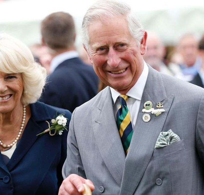 Camilla, aliás, é conhecida pelos sobrenomes Parker Bowles por causa de seu primeiro marido, Andrew, com quem ficou casada entre 1973 e 1995. Ela havia conhecido Charles em 1971 e o filho da monarca até chegou a pedir a amada em casamento, em 1973, mas ela rejeitou o pedido, pois estava apaixonada por Andrew. Ao mesmo tempo, a família real não aprovava essa eventual relação entre Charles e Camilla, já que ela não era considerada muito aristocrática, além de já não ser mais virgem - o que era um dos requisitos para se casar com algum membro da família real.