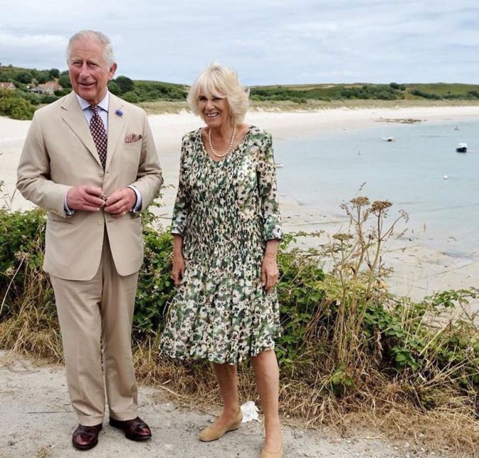 Em 1981, Charles se casou com Diana e, logo no começo, o relacionamento foi aprovado pela família real, mas os pombinhos já indicavam que não se dariam muito bem. Seja pela diferença de 13 anos de idade entre eles ou pelo fato de eles simplesmente não se amarem, o relacionamento foi recheado de polêmicas. A principal? As conhecidas puladas de cerca de Charles, que nunca havia esquecido Camilla. As traições eram tão conhecidas por Diana, que ela chegou a falar abertamente sobre o assunto durante conversas com Peter Settelen - um treinador de voz que convivia com ela e gravava fitas dos treinos:  - Se eu pudesse escrever o meu próprio roteiro eu faria o meu marido ir embora com sua mulher e nunca mais voltar, Diana chegou a afirmar.