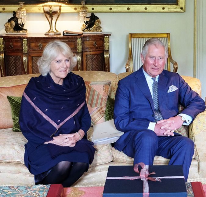 Bom, o divórcio de Diana e Charles finalmente veio em 1996, mas as polêmicas não se encerraram. Logo após o fim de seu casamento, o filho da rainha voltou a se relacionar com Camilla, que havia se divorciado de Andrew em 1995. E isso não deixou a monarca nem um pouco feliz! Tom Bower, que escreveu o livro Rebel Prince: The Power and Passion and Defiance of Prince Charles, contou, segundo informações do Daily Mail, que Elizabeth II já havia bebido vários martíni quando disse ao filho que ela não toleraria seu adultério, nem perdoaria Camilla por não deixar Charles sozinho para permitir que seu casamento desse certo. Além disso, a rainha chamou Camilla de mulher má e afirmou: - Eu não quero nada com ela. Pesado, né?