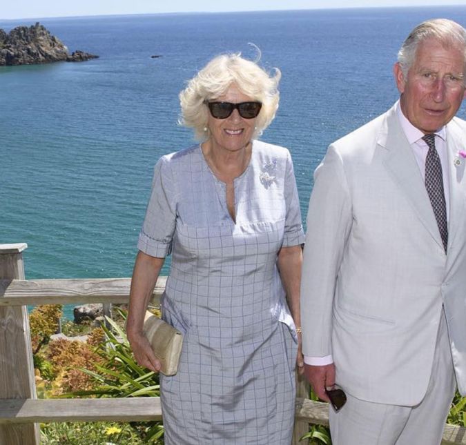 Camilla, aliás, já falou sobre essas traições em entrevista ao The Sun. Mas a traição não é o único gesto com que se pode ficar chocado nessa história toda, como Camilla conta a seguir: - Eu não podia ir a lugar nenhum. Mas as crianças (os filhos dela, Tom e Laura) iam e vinham normalmente, elas apenas aceitaram a situação e alguns amigos também. Foi horrível. Foi uma época perturbadora e eu não queria colocar o meu maior inimigo no meu lugar. Não poderia sobreviver sem a minha família.