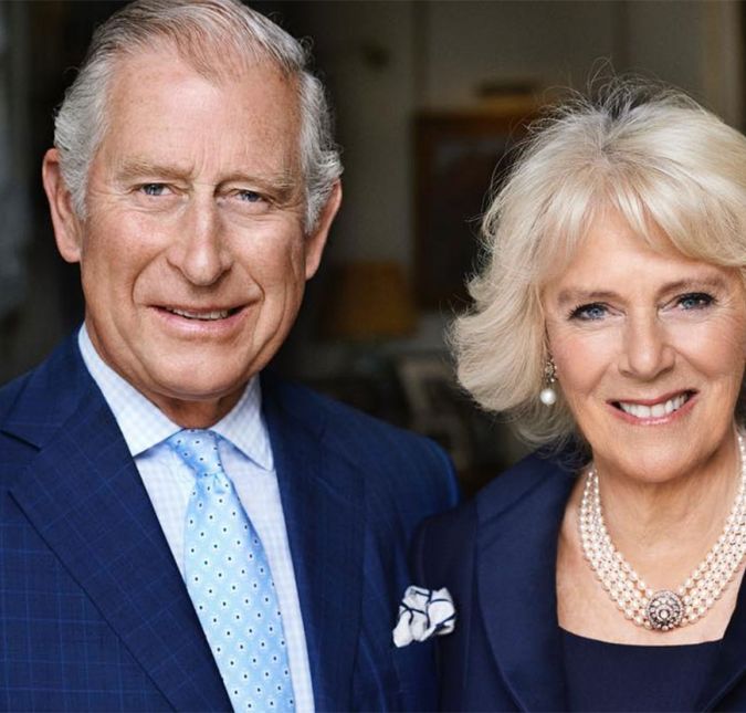 Em outra ocasião, ela notou que o marido usava abotoaduras com a escrita Cs, o que significava Charles e Camilla. Além disso, ele carregava uma foto da amante no diário e, claro, certa vez Diana descobriu! - É difícil de acreditar que alguém tão inteligente e estudado quanto o Príncipe de Gales pudesse ser tão idiota, analisa o escritor Penny Junor, especialista na família real.