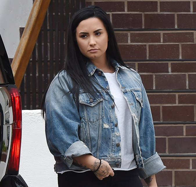 Demi Lovato é vista sozinha em café após saída da <i>rehab</i>
