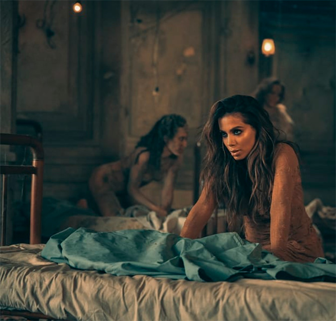 Muito brilho, beijo na boca e cobras de verdade marcam os lançamentos de Anitta