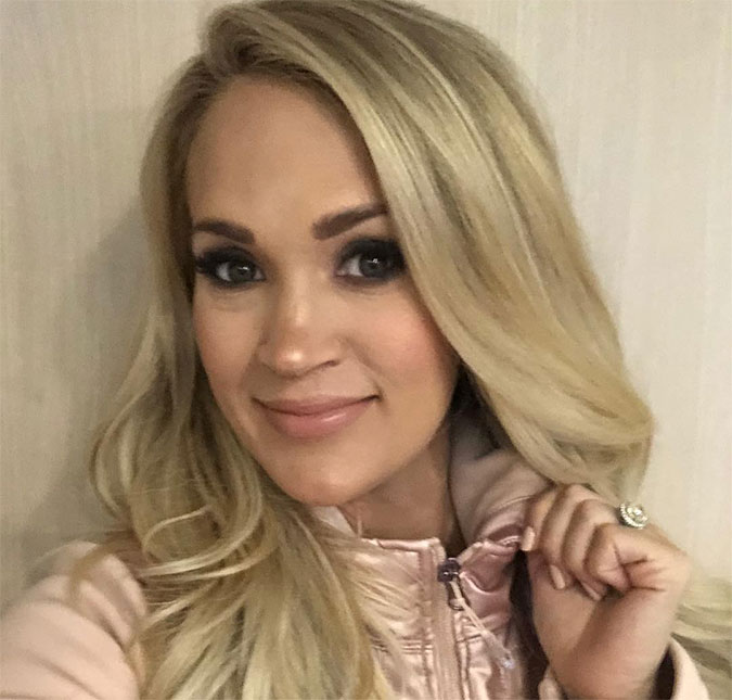 Após levar 40 pontos no rosto, Carrie Underwood não conseguia mais cantar: <i>- Impossível</i>