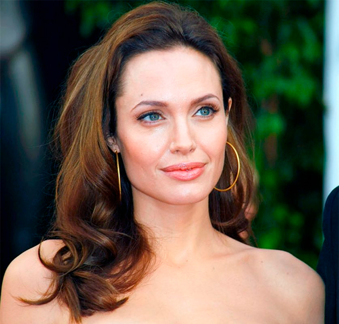 Angelina Jolie estaria planejando a vida dos filhos sem a interferência de Brad Pitt, diz <i>site</i>