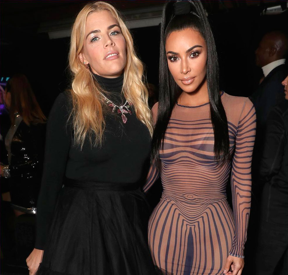 Kim Kardashian usa vestido com ilusão de ótica e deixa dúvida sobre estar usando calcinha