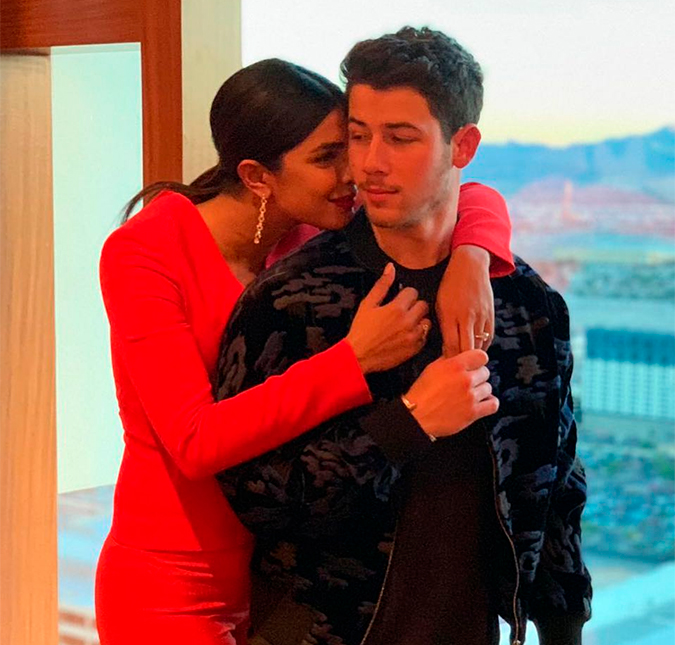 Nick Jonas e Priyanka Chopra negociam fotos do casamento por mais de nove milhões de reais, diz <i>site</i>