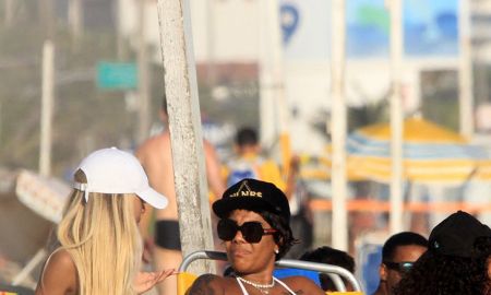 Ludmilla curte dia de sol com fio dental e amigos na praia; veja as fotos!
