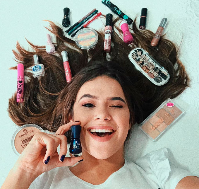 Maisa leva o maior tombo enquanto faz tutorial de maquiagem, assista!