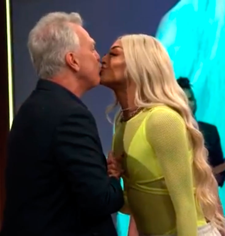 Pedro Bial dá selinho em Pabllo Vittar durante programa: - <i>Tô meio Hebe hoje</i>