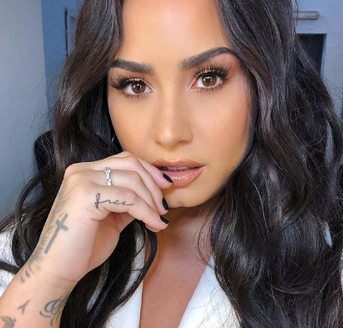 Demi Lovato estaria sendo forçada pela mãe a se afastar de amigo, diz <i>site</i>