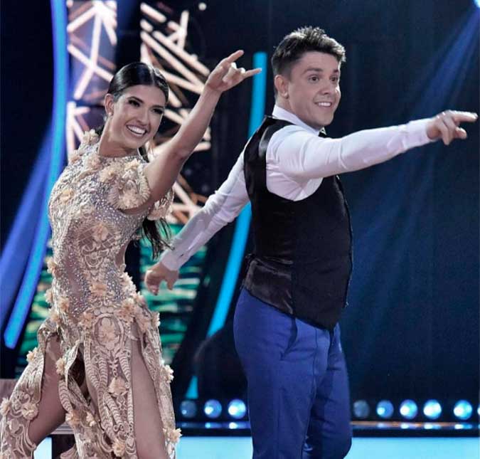 No <i>Dancing Brasil</i>, participantes fazem coreografia em grupo e Oscar Filho acaba eliminado