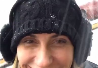 Giovanna Antonelli compartilha vídeo se emocionando ao ver a neve
