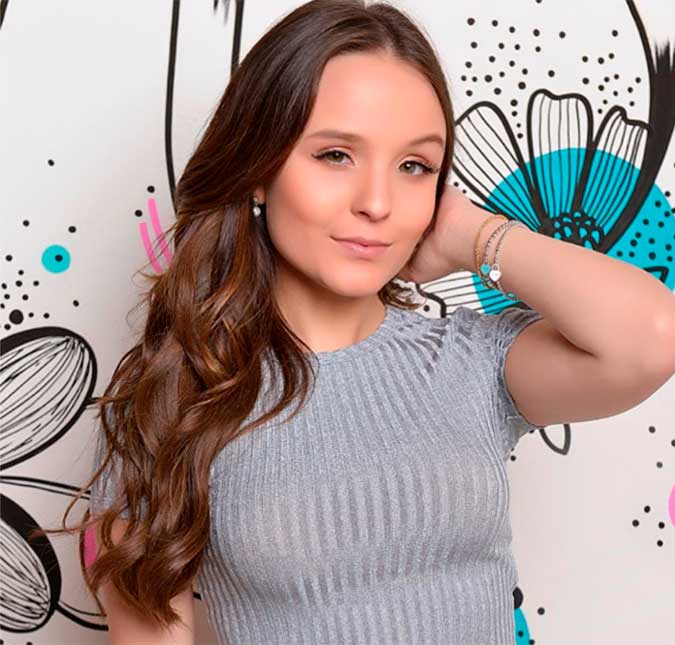Larissa Manoela comemora contrato com a <i>Netflix</i>: <i>Prazer imenso</i>