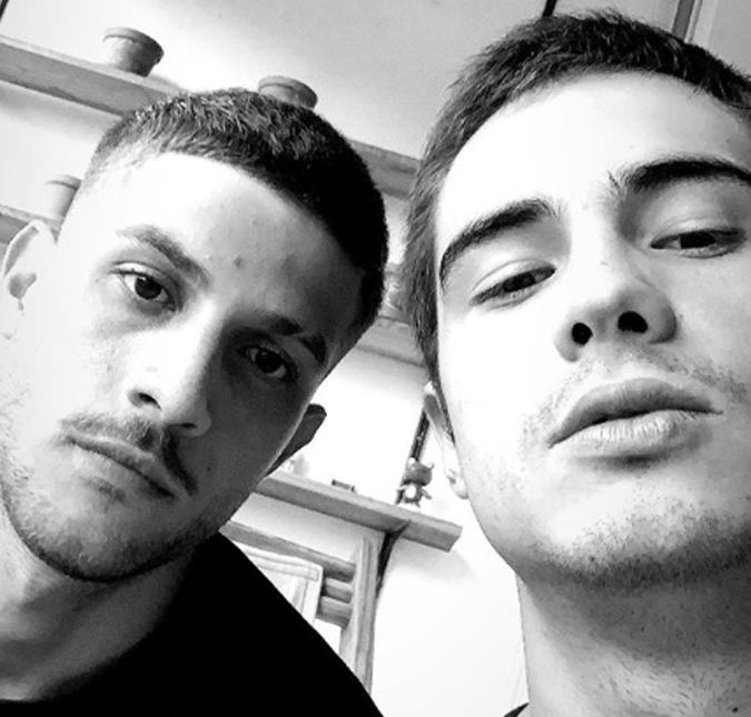 Chay Suede muda radicalmente o visual