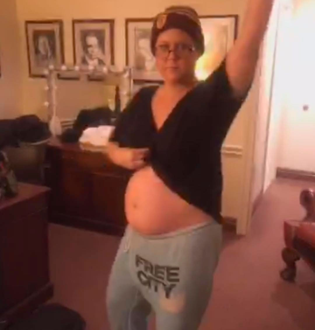 Amy Schumer mostra barriguinha de grávida pela primeira vez, confira!