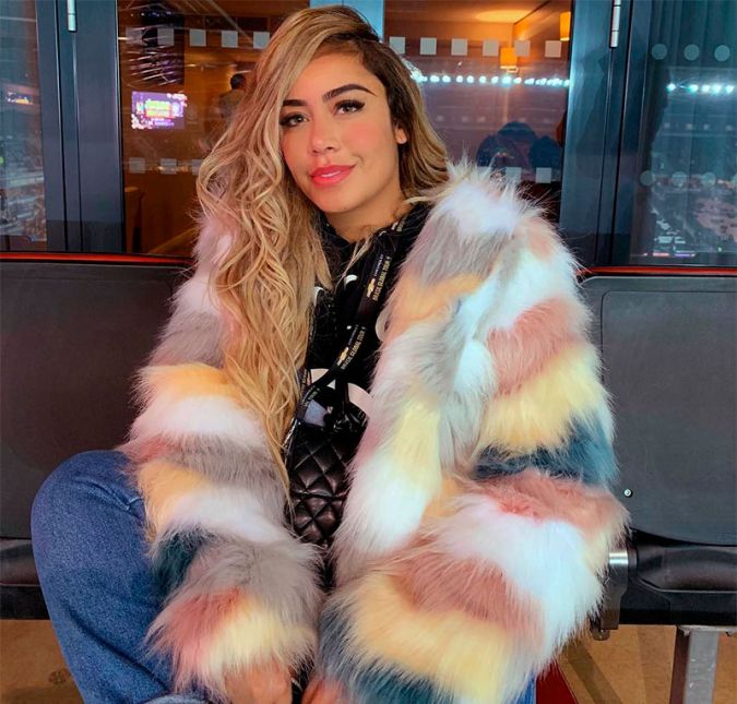 Mas não é fácil ser a filha mais nova. A loira também contou ao youtuber que precisa pedir permissão aos pais para praticamente tudo - desde compras, até namoro: - Tenho que pedir permissão para os papais, né? Às vezes tenho uma bolsa que quero muito mas é muito cara, aí vou nele. Eles olham, né? Minha mãe olha sempre o meu cartão. Não tem como mentir, eles me conhecem. Tem que pedir permissão pra tudo, acho que até pra namorar hoje eu tenho que pedir permissão. Mas não é fácil ser a filha mais nova. A loira também contou ao youtuber que precisa pedir permissão aos pais para praticamente tudo - desde compras, até namoro: - Tenho que pedir permissão para os papais, né? Às vezes tenho uma bolsa que quero muito mas é muito cara, aí vou nele. Eles olham, né? Minha mãe olha sempre o meu cartão. Não tem como mentir, eles me conhecem. Tem que pedir permissão pra tudo, acho que até pra namorar hoje eu tenho que pedir permissão.