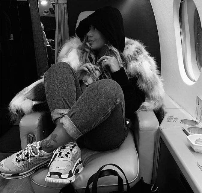 A foto acima, postada no Instagram de Rafaella, chamou a atenção dos seguidores. Além dela estar sentada em um jatinho, a loira usa um look avaliado em quase 22 mil reais! Olha só: Rafa está com um tênis Balenciaga de quase cinco mil e 800 reais, uma bolsa Fendi de aproximadamente 13 mil 460 reais, e ainda um chaveiro, também da Fendi, de cerca de dois mil 670 reais. Na legenda do post, ela ainda brinca: BROgueira ela! A foto acima, postada no Instagram de Rafaella, chamou a atenção dos seguidores. Além dela estar sentada em um jatinho, a loira usa um look avaliado em quase 22 mil reais! Olha só: Rafa está com um tênis Balenciaga de quase cinco mil e 800 reais, uma bolsa Fendi de aproximadamente 13 mil 460 reais, e ainda um chaveiro, também da Fendi, de cerca de dois mil 670 reais. Na legenda do post, ela ainda brinca: BROgueira ela!