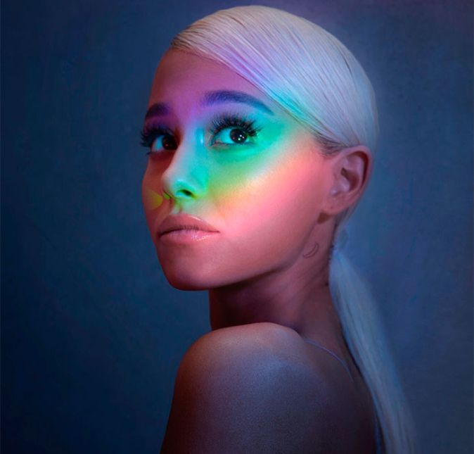 Mas Ari é uma camaleoa e platinou os fios para o álbum sweetener.