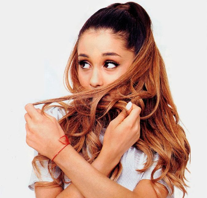 Quando o castanho já estava bem absorvido nos cabelos de Ari, ela resolveu clarear as pontas.